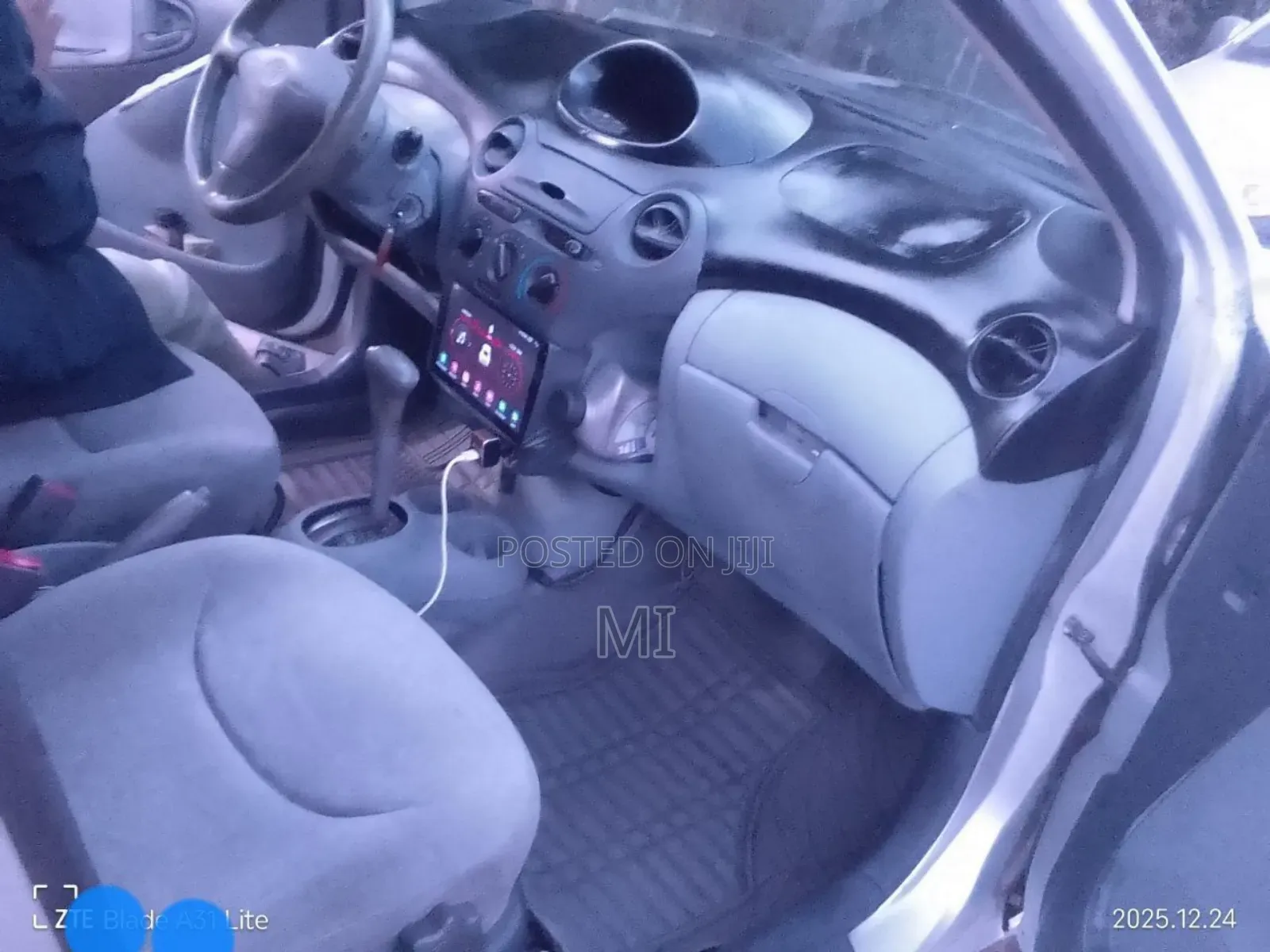 Toyota Vitz 2000 Silver