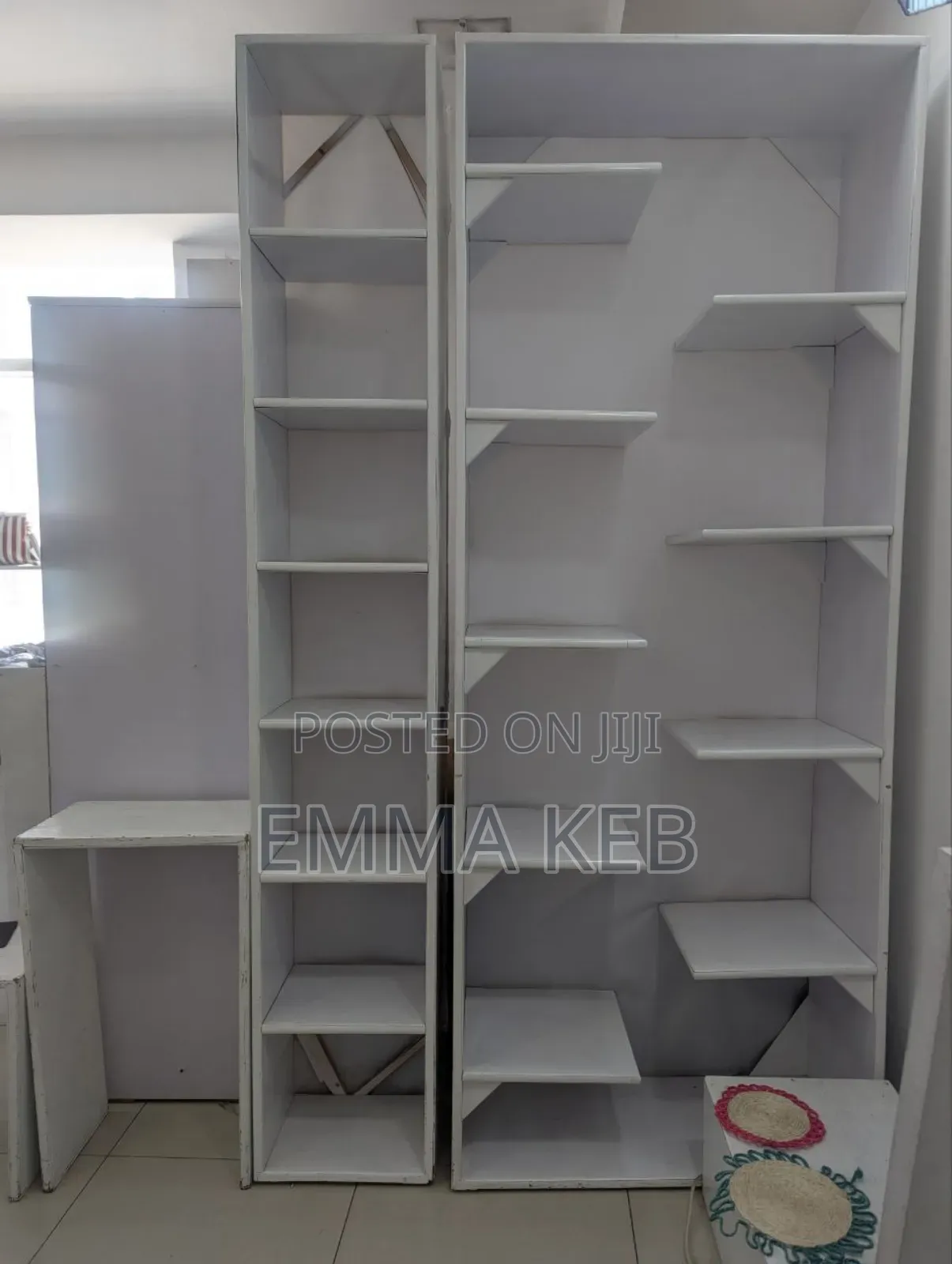 የቦርሳ ሱቅ ሙሉ መደርደሪያዎች