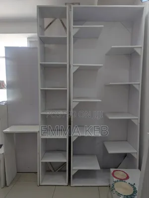 የቦርሳ ሱቅ ሙሉ መደርደሪያዎች