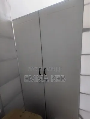 የቦርሳ ሱቅ ሙሉ መደርደሪያዎች