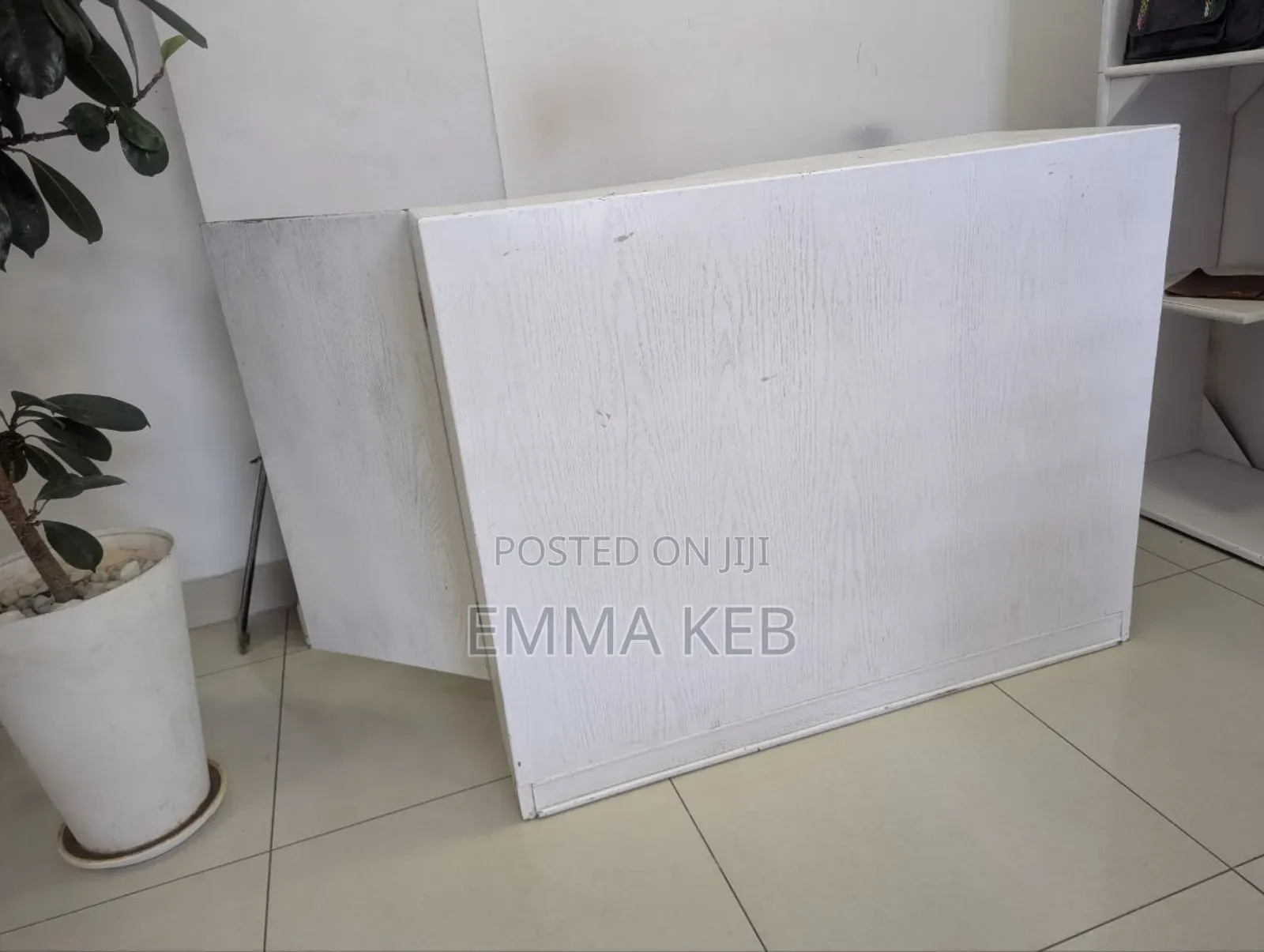 የቦርሳ ሱቅ ሙሉ መደርደሪያዎች