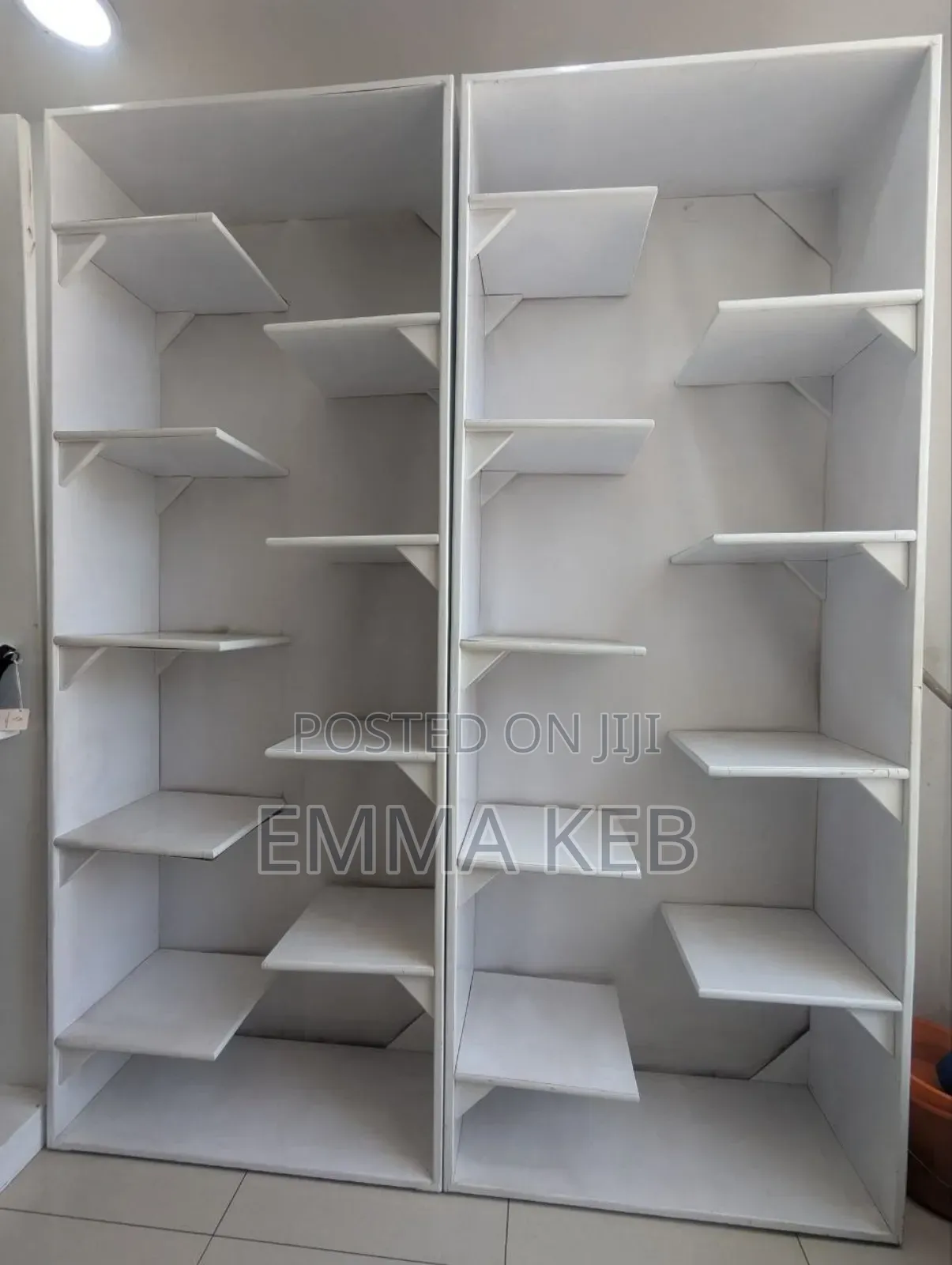 የቦርሳ ሱቅ ሙሉ መደርደሪያዎች