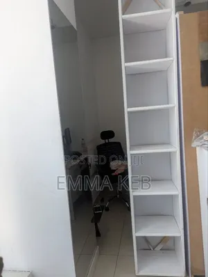 የቦርሳ ሱቅ ሙሉ መደርደሪያዎች