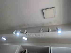 የቦርሳ ሱቅ ሙሉ መደርደሪያዎች