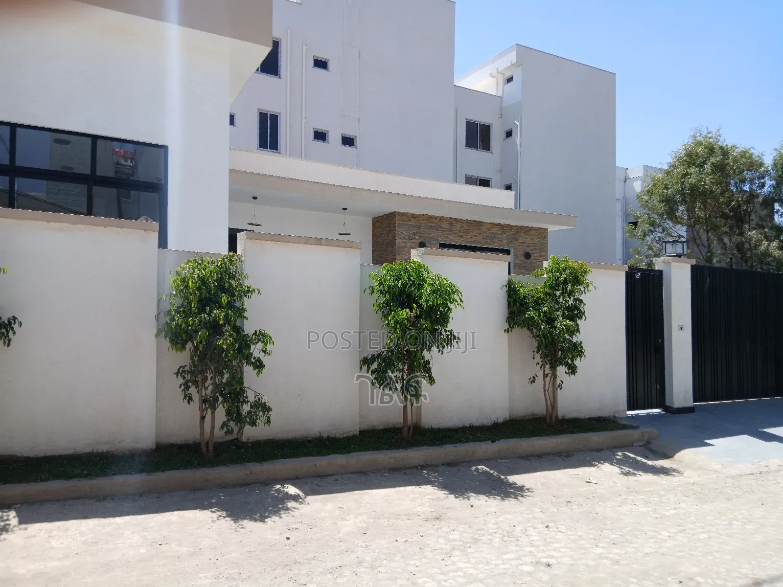3bdrm Villa in ሰሚትፍየል ቤት አካባቢ በካረታ, Bole for sale