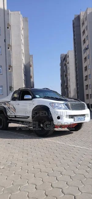 Toyota Hilux 2.5 D-4D 4X4 SRX 2011 White