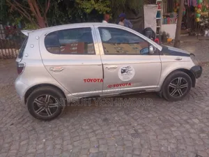 Toyota Vitz 2000 Gray