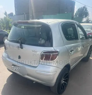 Toyota Vitz 2004 Silver