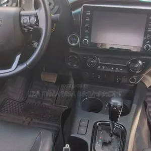 Toyota Hilux 2022 Purple