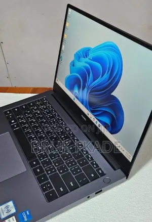 New Laptop Huawei MateBook HZ-W19 8GB Intel Core I5 SSD 512GB