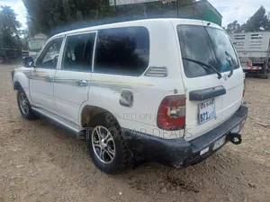 Toyota Land Cruiser 2000 White