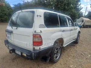 Toyota Land Cruiser 2000 White