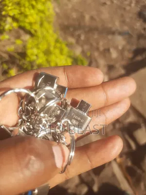 Type-C to Usb Hub for Flash Card Read Adapter With a Keychain Loop