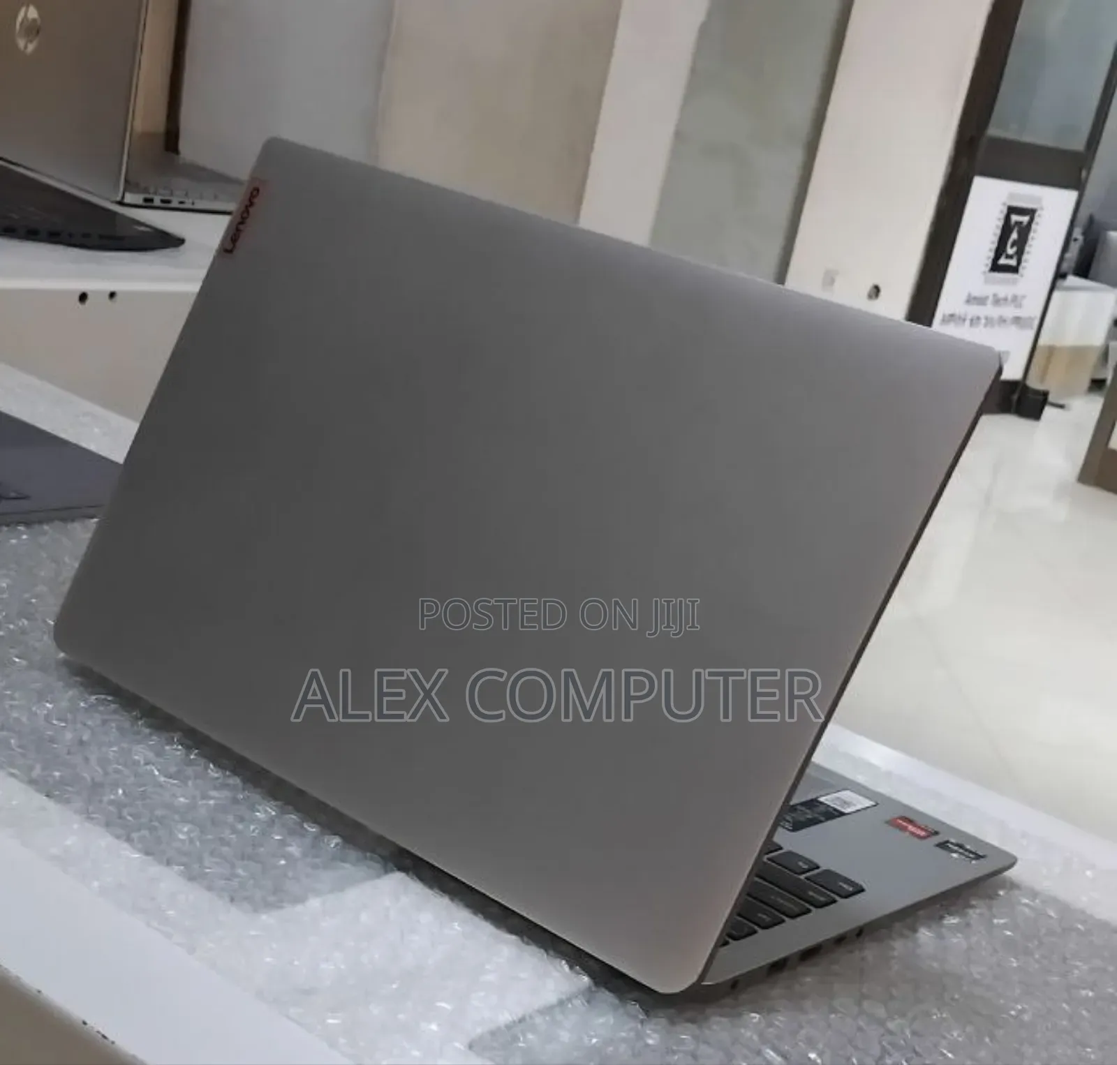 New Laptop Lenovo 8GB AMD Ryzen 5 SSD 512GB