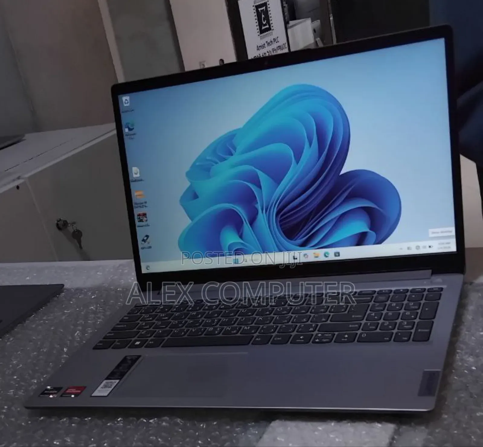 New Laptop Lenovo 8GB AMD Ryzen 5 SSD 512GB