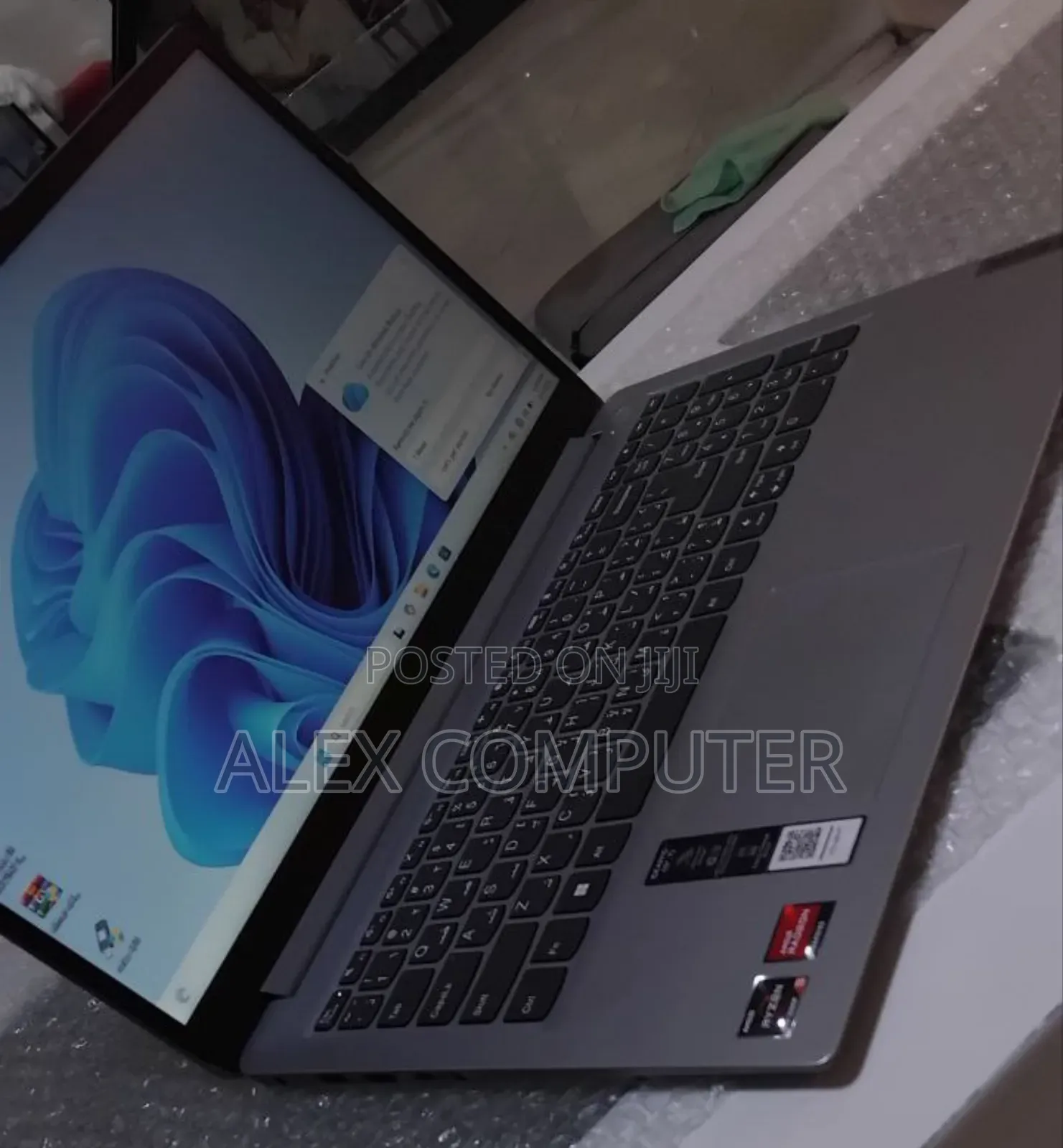 New Laptop Lenovo 8GB AMD Ryzen 5 SSD 512GB