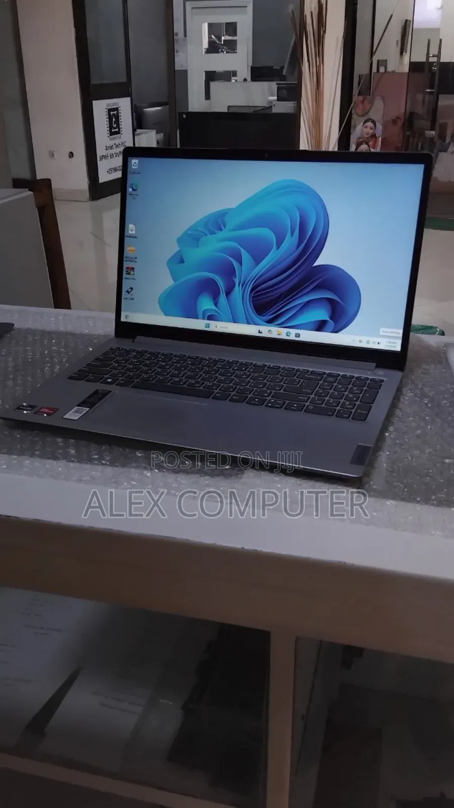 New Laptop Lenovo 8GB AMD Ryzen 5 SSD 512GB