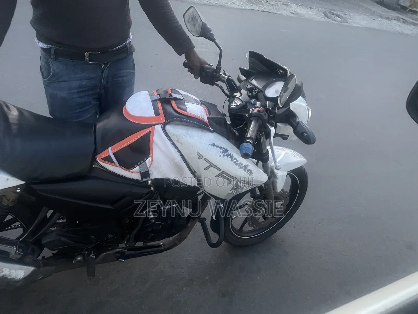 TVS Apache 180 RTR 2016 White