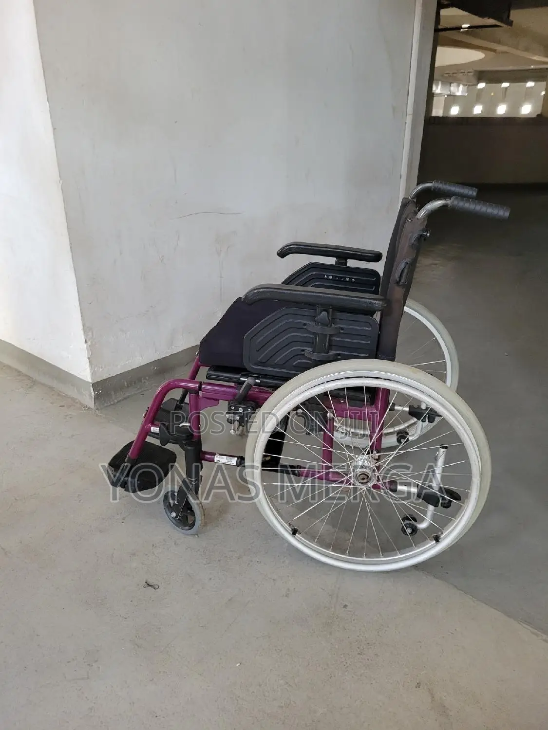 Used Wheelchair瓶嵊material: Durable and Lightweight Aluminum Frame