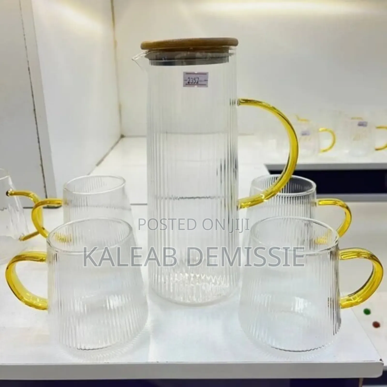 የፈሳሽ ማቅረቢያ ጆግ Jug And Cups