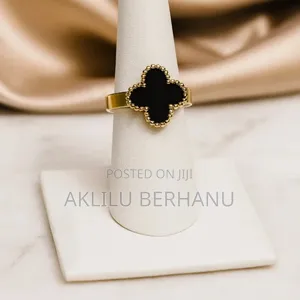 Elegant Black Clover Jewelry Set – 4 Pieces