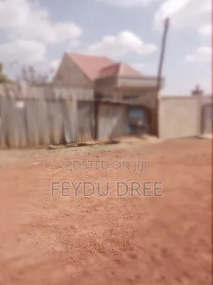 የሚሽጥ የልማት ተነሺ ባዶ ቦታ በሁለቱም በኩል መንገድ ያለው