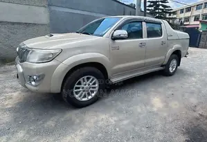 Toyota Hilux 2015 Gold