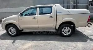 Toyota Hilux 2015 Gold
