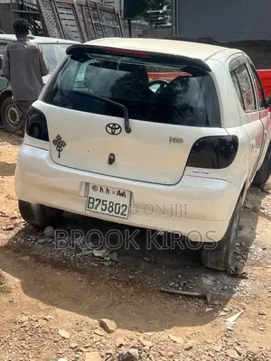 Toyota Vitz 2000 White