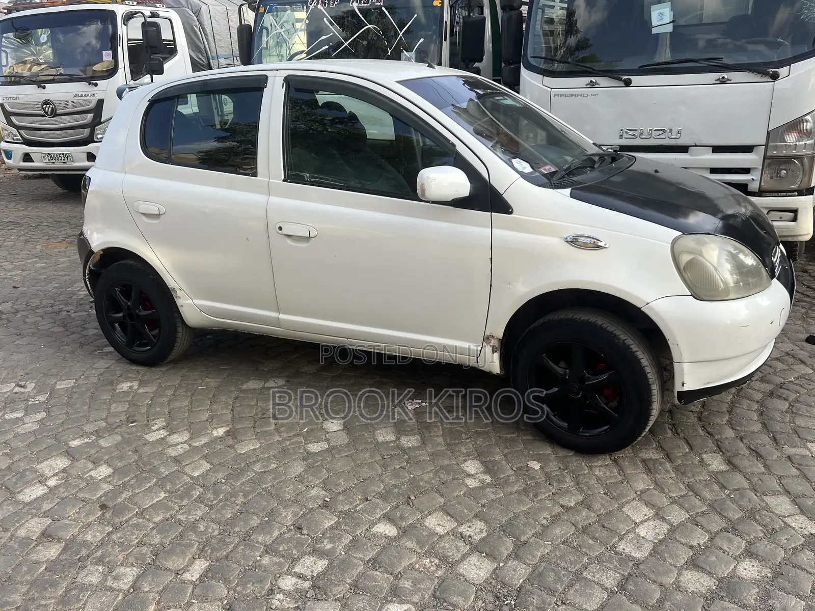 Toyota Vitz 2000 White