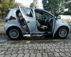 Toyota Vitz 2004 Silver