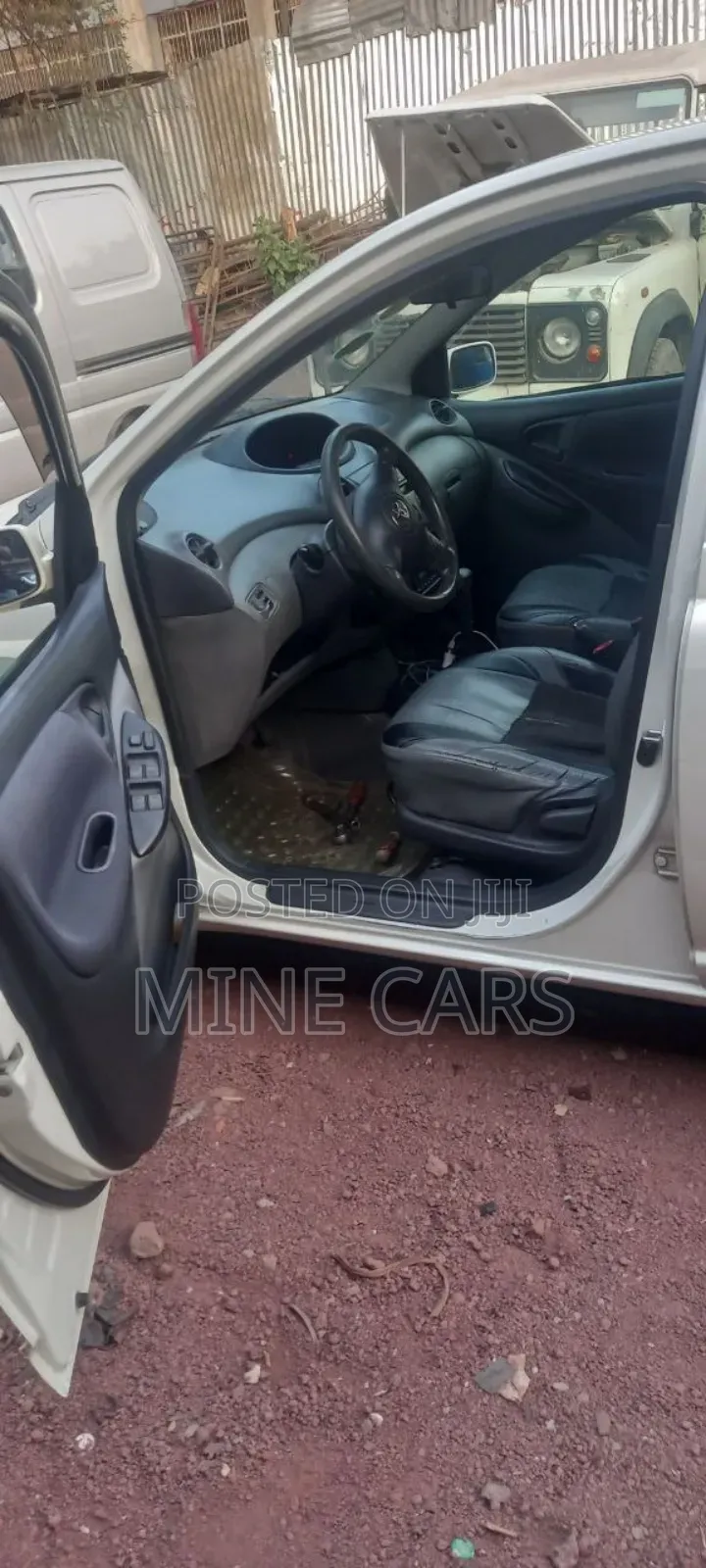 Toyota Vitz 2002 Silver