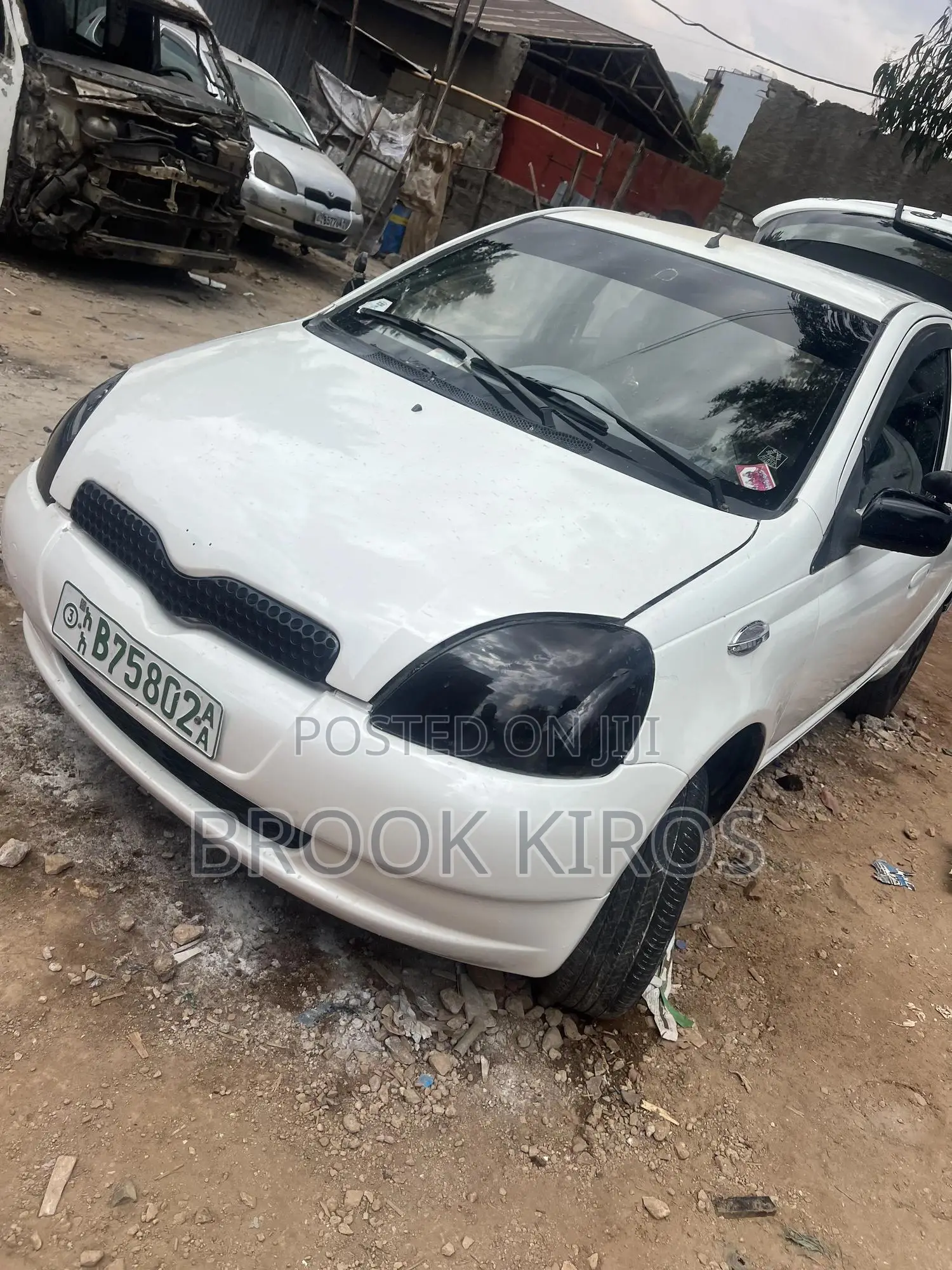 Toyota Vitz 2000 White