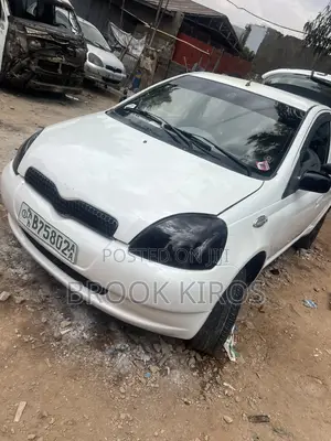 Toyota Vitz 2000 White
