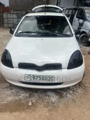 Toyota Vitz 2000 White