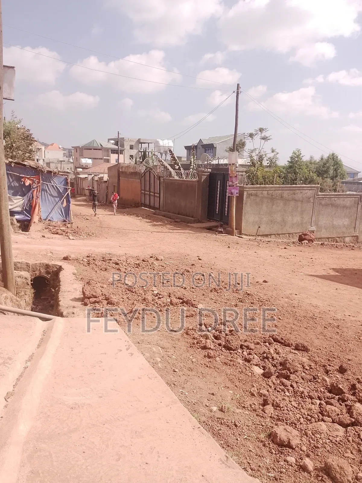 የሚሽጥ የልማት ተነሺ ባዶ ቦታ በሁለቱም በኩል መንገድ ያለው