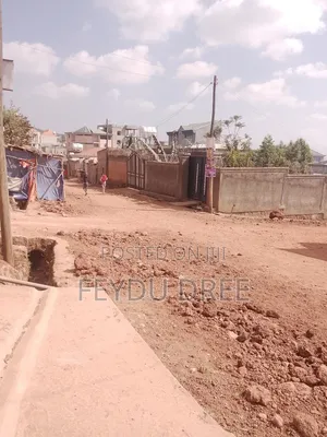 የሚሽጥ የልማት ተነሺ ባዶ ቦታ በሁለቱም በኩል መንገድ ያለው