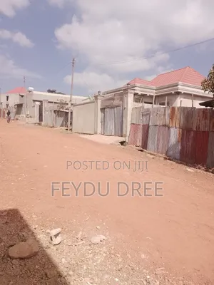 የሚሽጥ የልማት ተነሺ ባዶ ቦታ በሁለቱም በኩል መንገድ ያለው