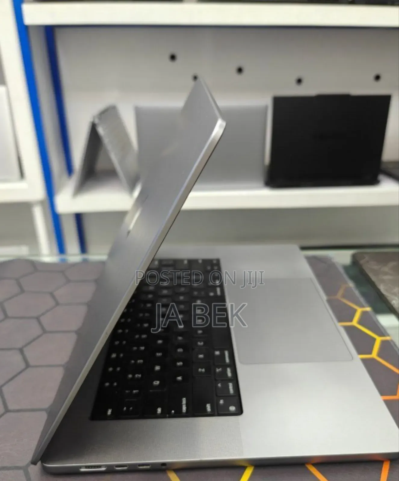 New Laptop Apple MacBook Pro M1 16GB Apple M1 Pro SSD 512GB