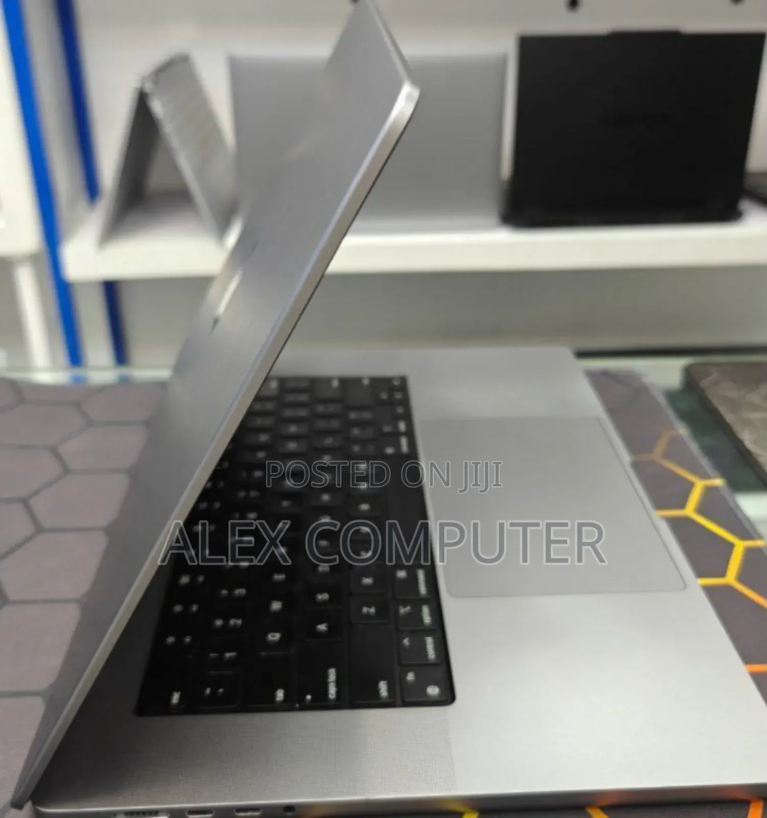 New Laptop Apple MacBook Pro M1 16GB Apple M1 Pro SSD 512GB