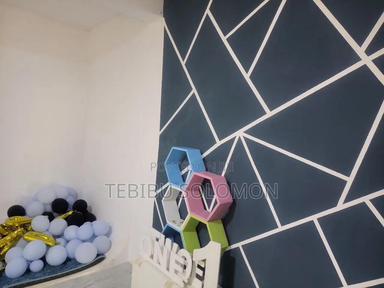 ሙሉ የ እስቱዲዮ እቃ አስቸክዋይ ነው