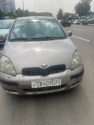 Toyota Vitz 2002 Silver