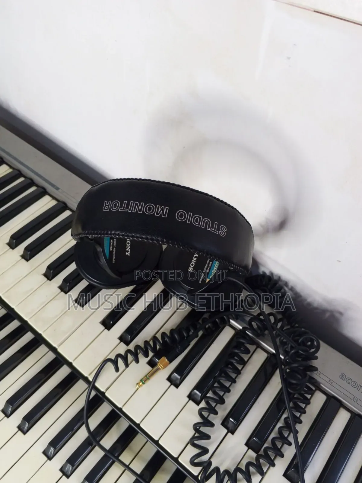 Sony MDR-7506 Professional Dynamic Stereo Headphones.