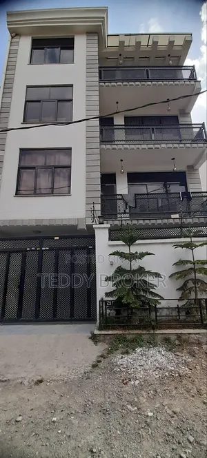 8bdrm House in Hayat, Yeka for sale