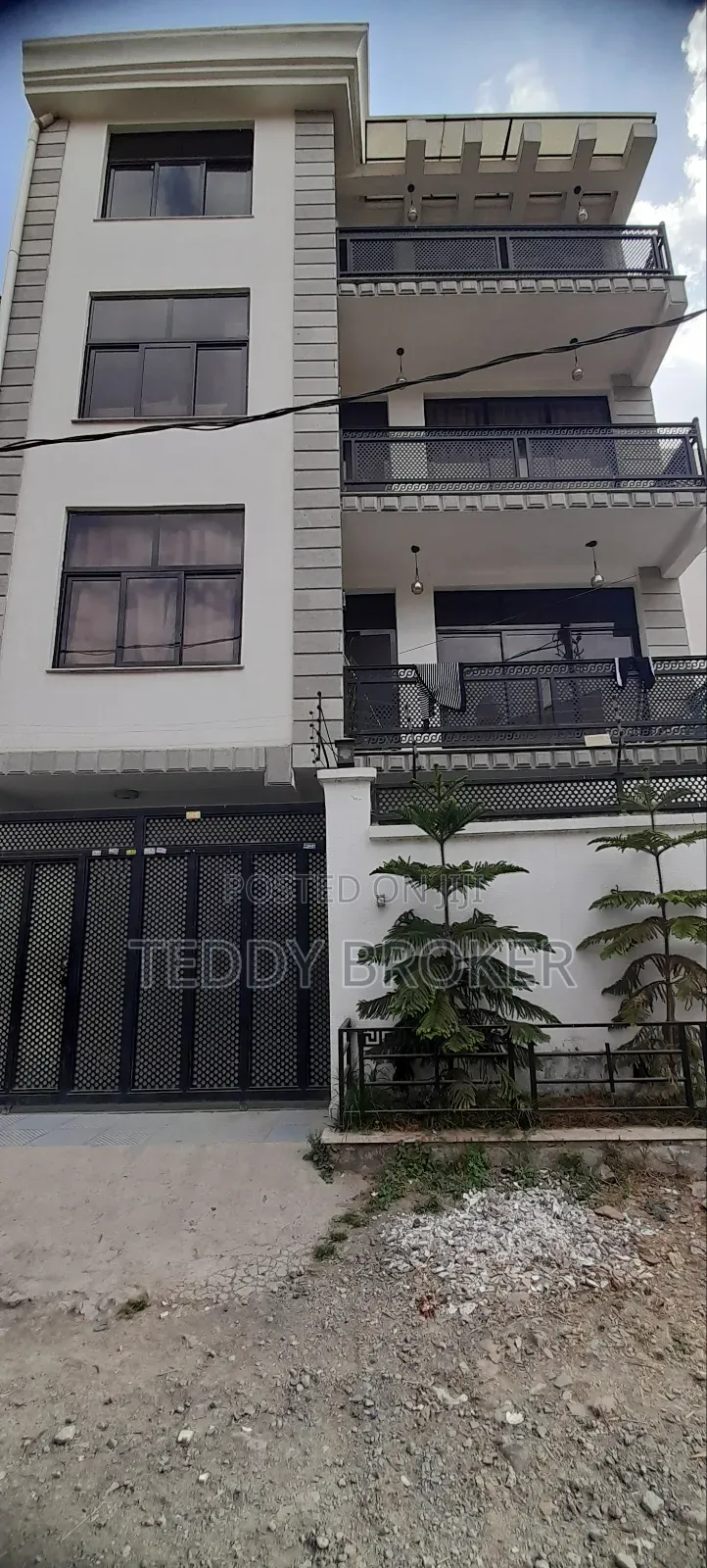 8bdrm House in Hayat, Yeka for sale