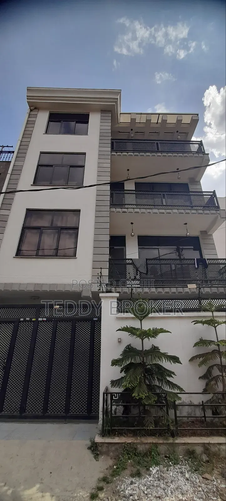 8bdrm House in Hayat, Yeka for sale