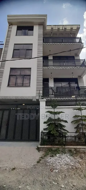 8bdrm House in Hayat, Yeka for sale