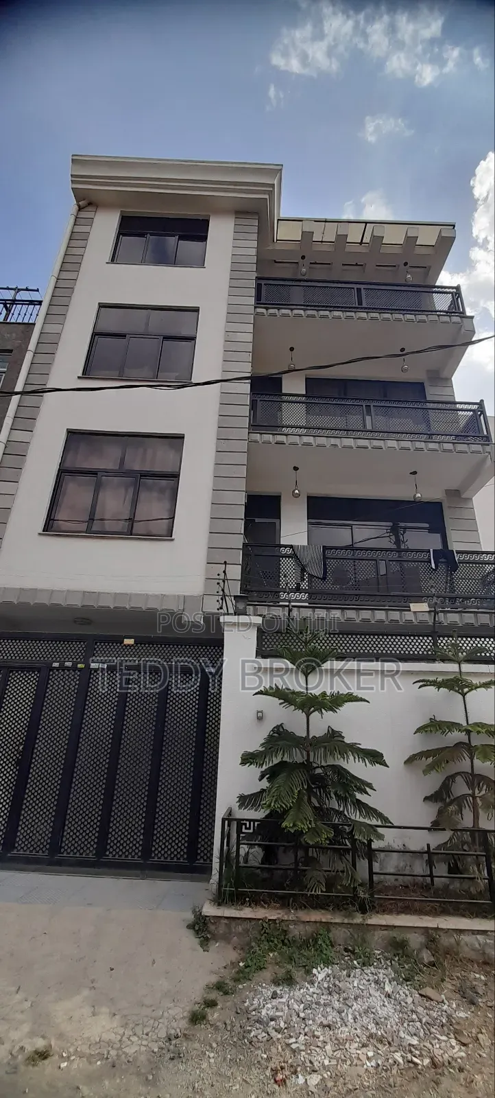 8bdrm House in Hayat, Yeka for sale