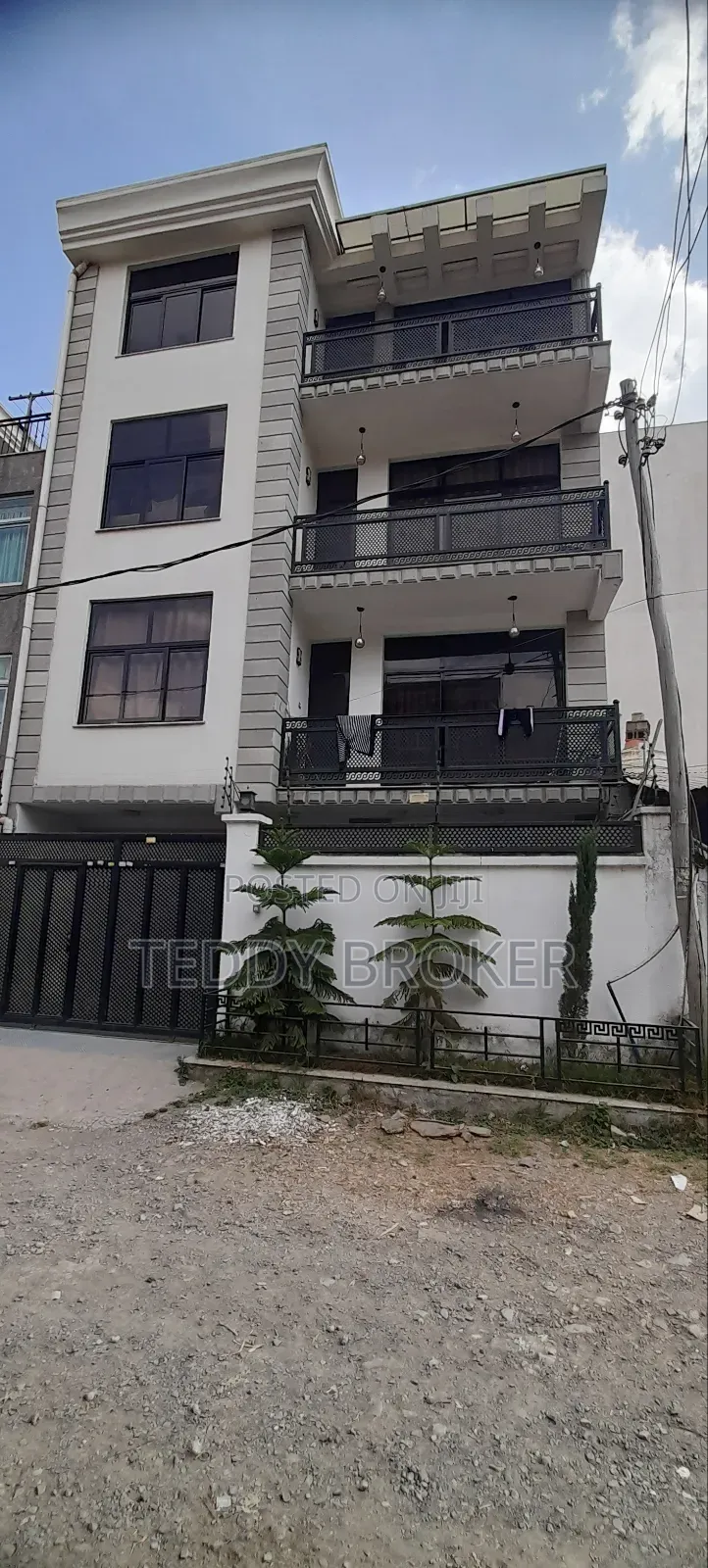 8bdrm House in Hayat, Yeka for sale