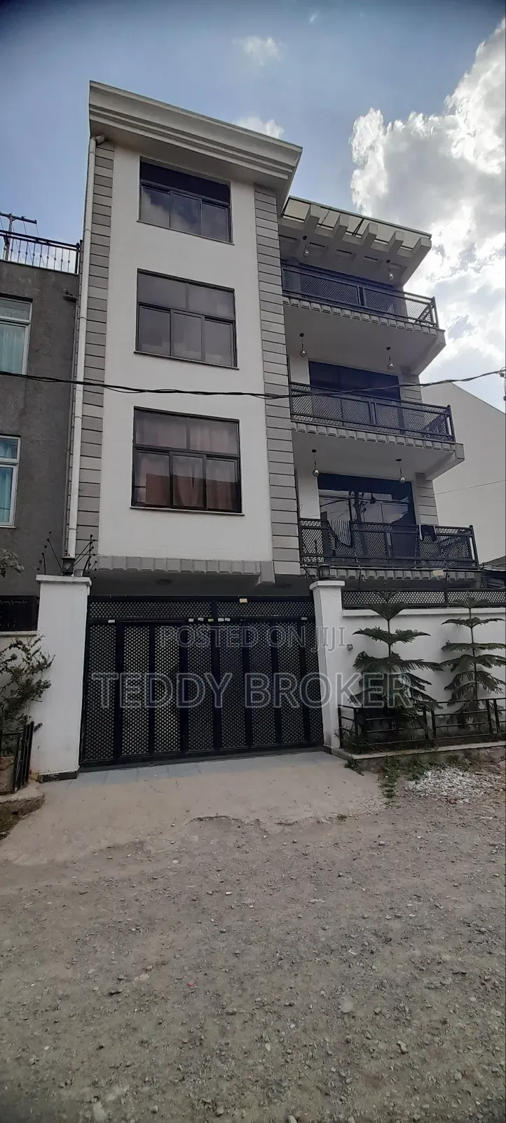 8bdrm House in Hayat, Yeka for sale